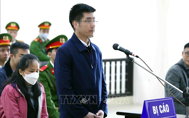 Bị cáo Hoàng Văn Hưng, cựu cán bộ Công an khai báo trước tòa. Ảnh: TTXVN 