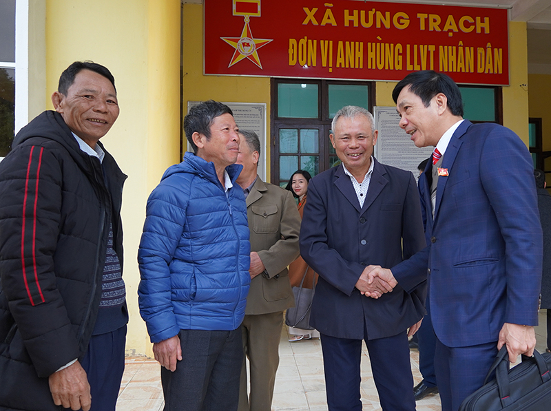 Đại biểu Nguyễn Công Huấn, Ủy viên Ban Thường vụ Tỉnh ủy, Phó Chủ tịch Thường trực HĐND tỉnh trò chuyện cùng cử tri.