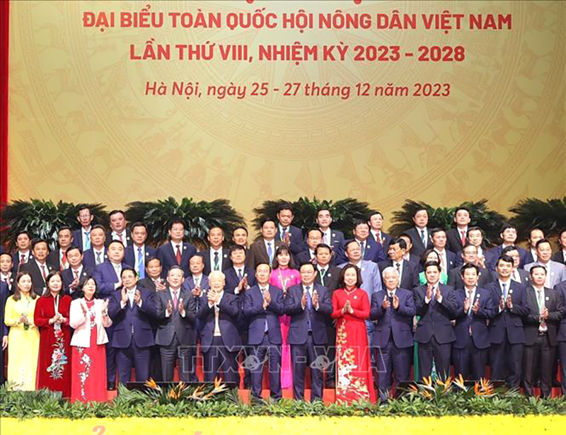 Tổng Bí thư Nguyễn Phú Trọng và các đồng chí lãnh đạo Đảng, Nhà nước với đại biểu dự đại hội. Ảnh: Trí Dũng/TTXVN