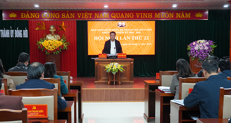 Đồng chí Bí thư Thành ủy, Chủ tịch HĐND TP. Đồng Hới Trần Phong điều hành hội nghị.