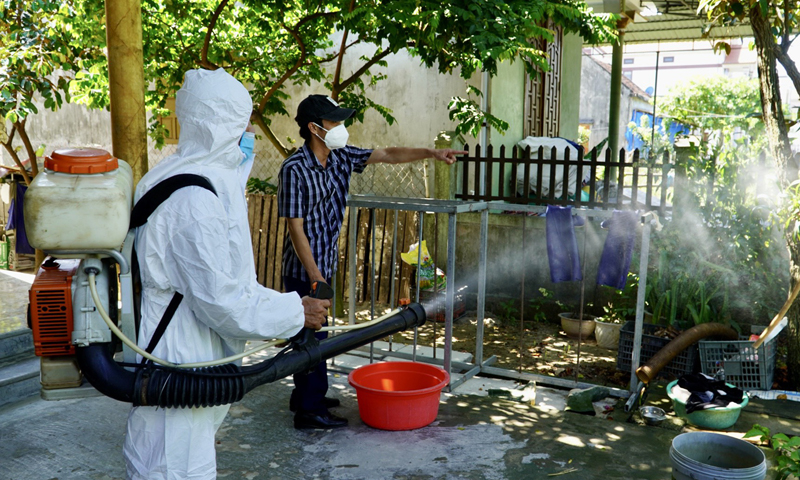 Ngành Y tế Quảng Bình nỗ lực phòng chống dịch SXH bảo vệ người dân bằng hóa chất diệt muỗi.