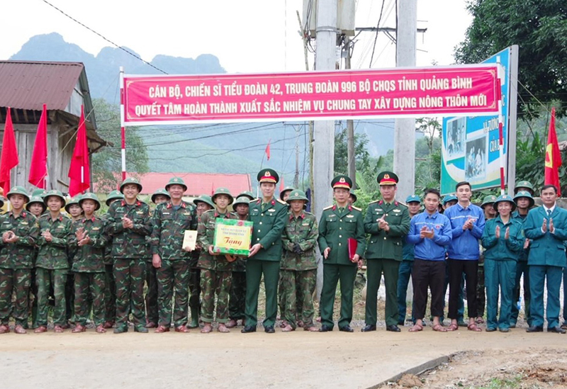 Đại tá Đinh Xuân Hướng, Chính ủy Bộ CHQS tỉnh tặng quà cán bộ, chiến sỹ Trung đoàn Bộ binh 996 tại xã Trường Sơn (Quảng Ninh).
