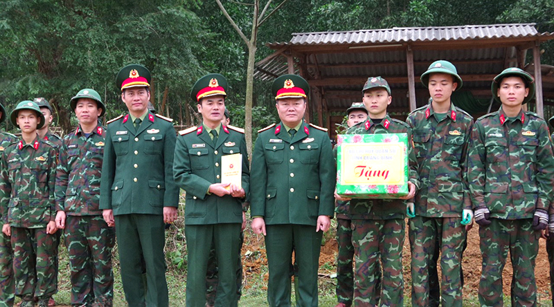 Đại tá Trương Như Ý, Phó Chính ủy Bộ CHQS tỉnh tặng quà Lữ đoàn 414 tại xã Lâm Hóa (Tuyên Hóa).