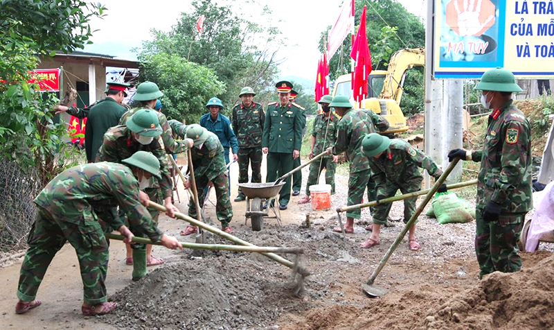Cán bộ, chiến sỹ giúp dân xây dựng nông thôn mới tại xã Trường Sơn (Quảng Ninh).