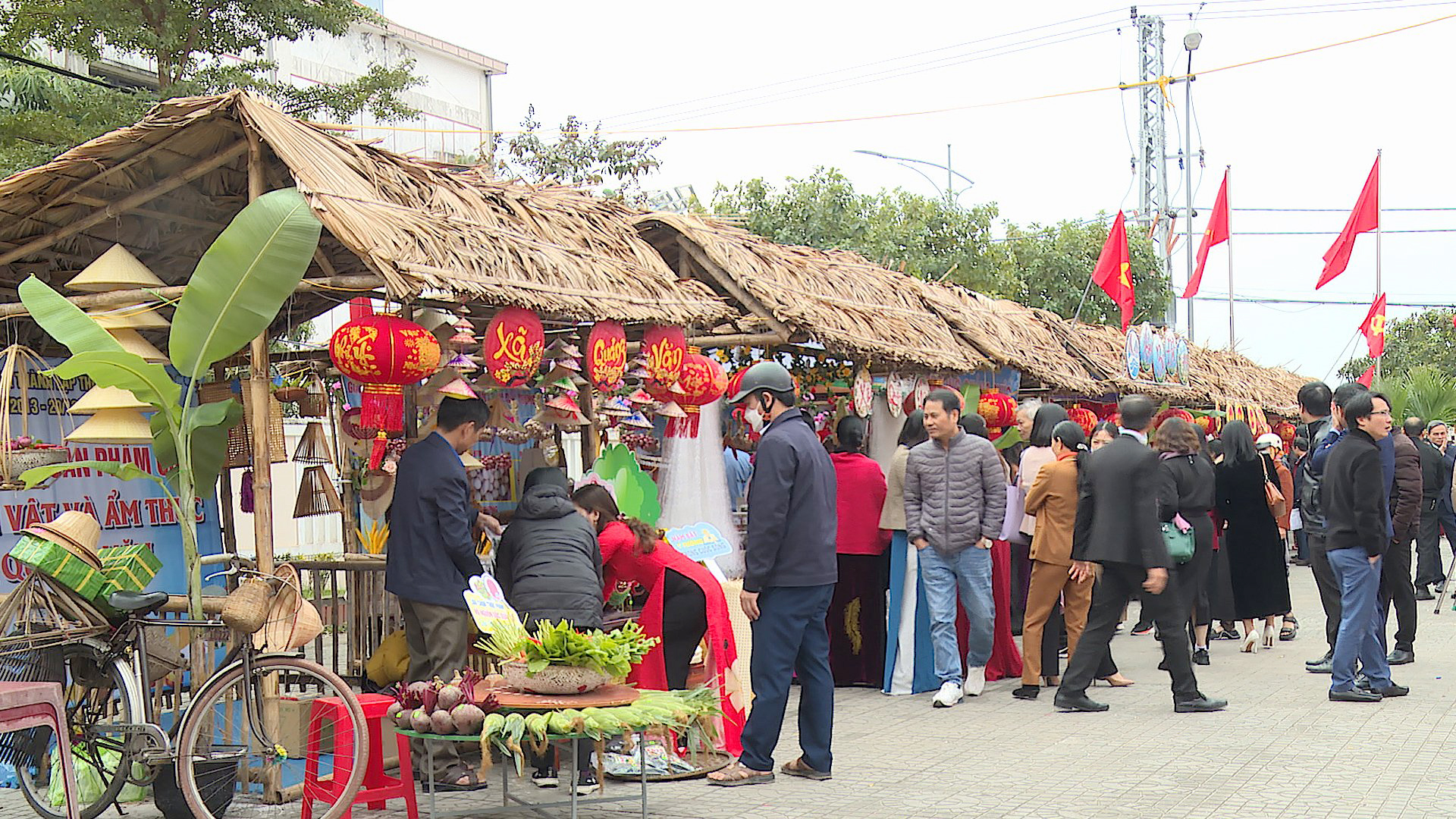 Hoạt động thu hút đông đảo cán bộ, nhân dân trong và ngoài địa bàn thị xã đến tham quan và hưởng ứng.