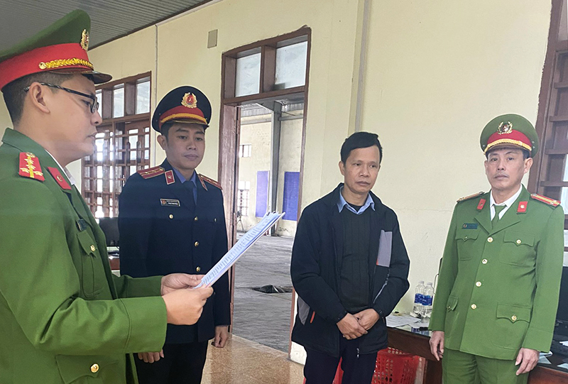 Cơ quan Cảnh sát điều tra Công an tỉnh thi hành quyết định khởi tố bị can đối với Đặng Thành Chung về hành vi “Nhận hối lộ”.