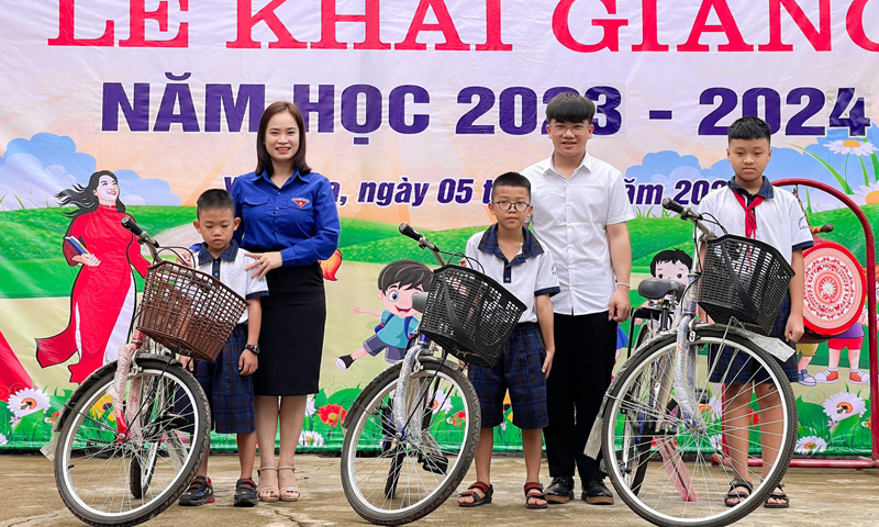 Em Đinh Thanh Thiên trao xe đạp cho học sinh có hoàn cảnh khó khăn ở huyện Minh Hóa nhân dịp năm học mới.