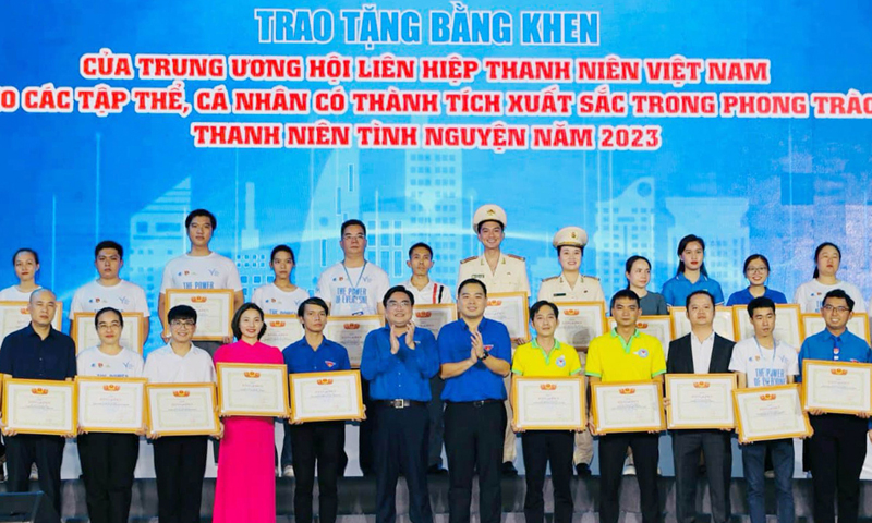 Em Đinh Thanh Thiên (hàng dưới, đứng thứ 3 từ trái qua phải) đang nhận bằng khen củaUỷ ban Trung ương Hội LHTN Việt Nam vì “Đã có thành tích xuất sắc trong hoạt động tình nguyện vì cộng đồng năm 2023”.
