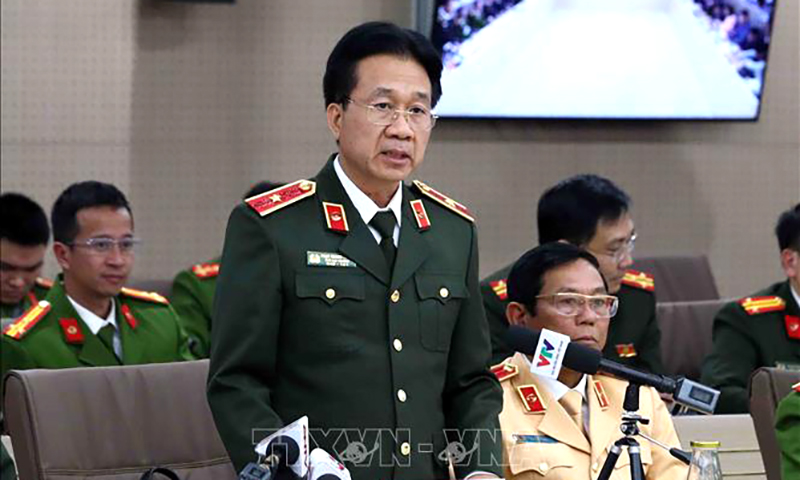 Thiếu tướng Phạm Quang Tuyển, Phó Cục trưởng Cục Tổ chức cán bộ trả lởi câu hỏi của các phóng viên. Ảnh: Phạm Kiên/TTXVN