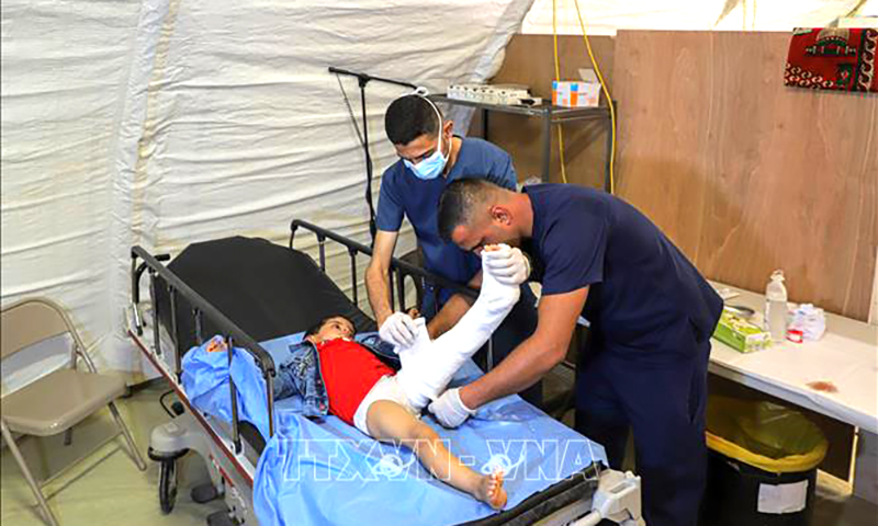 Điều trị cho em nhỏ bị thương tại bệnh viện tạm ở thành phố Khan Younis, phía Nam Dải Gaza ngày 2/12/2023. Ảnh: THX/TTXVN