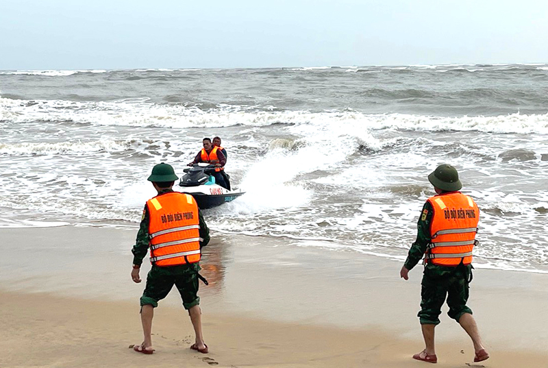 Đội QT-TTĐT và Đồn Biên phòng Nhật Lệ đã triển khai nhanh các phương án ứng cứu ngư dân gặp nạn.