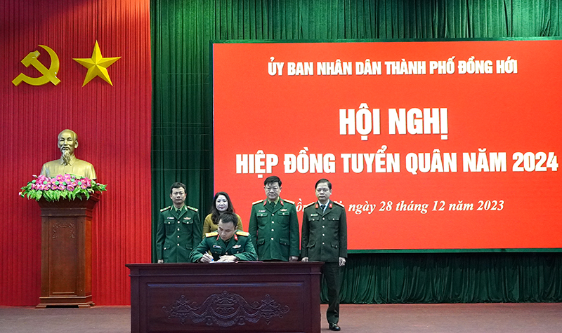 Đại diện lãnh đạo TP. Đồng Hới chứng giám các đơn vị ký biên bản hiệp đồng, giao nhận quân nhập ngũ năm 2024