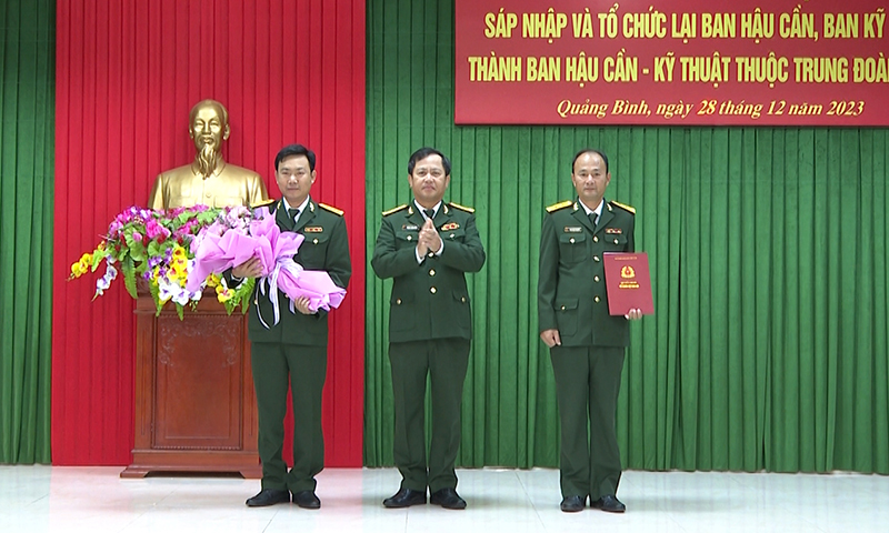 Đại tá Hoàng Xuân Đông, Phó Chỉ huy trưởng, Tham mưu trưởng Bộ CHQS tỉnh trao Quyết định của Bộ Quốc phòng về việc sáp nhập Ban Hậu cần-Kỹ thuật. 