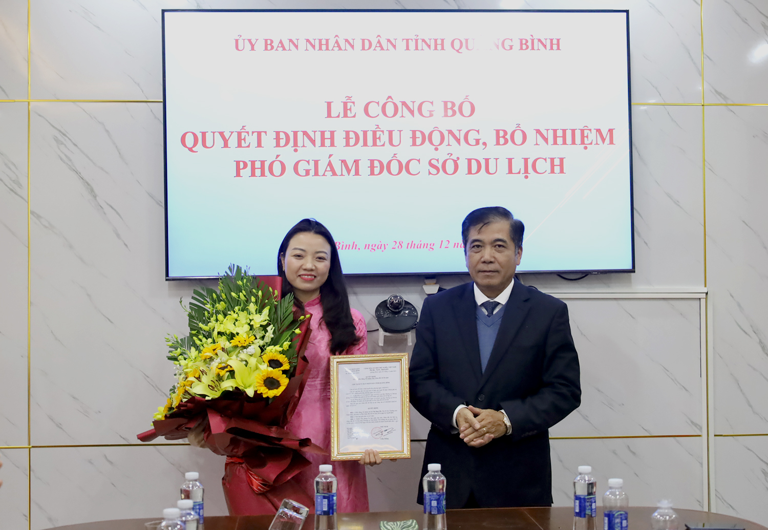 Đồng chí Phó Chủ tịch Thường trực UBND tỉnh Đoàn Ngọc Lâm trao quyết định bổ nhiệm Phó Giám đốc Sở Du lịch cho đồng chí Lê Thị Ngọc Hà.