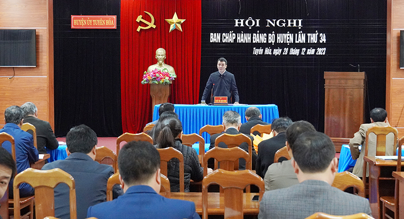 Đồng chí Bí thư Huyện ủy Tuyên Hóa Nguyễn Hoài Nam phát biểu tại hội nghị. 