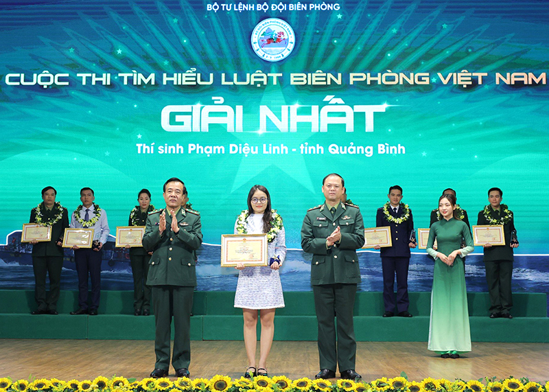 Trung tướng Lê Đức Thái và Trung tướng Nguyễn Anh Tuấn tặng hoa và trao bằng khen cho thí sinh Phạm Diệu Linh.