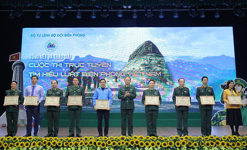 Thượng tá Ngô Văn Bình, Phó Chủ nhiệm Chính trị BĐBP Quảng Bình (thứ 3 từ trái sang) nhận bằng khen của Bộ Tư lệnh BĐBP vì đã có thành tích xuất sắc trong tổ chức cuộc thi. 