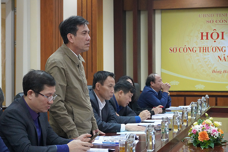 Đại diện lãnh đạo huyện Minh Hóa nêu ý kiến về công tác phối hợp phát triển cơ sở hạ tầng thương mại biên giới gắn với dịch vụ trung chuyển hàng hóa
