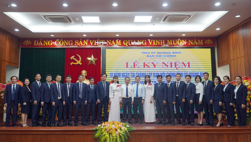 Đồng chí Phó Bí thư Thường trực Tỉnh ủy Trần Hải Châu và cán bộ, công chức Ban Nội chính Tỉnh ủy tại lễ kỷ niệm 10 năm tái thành lập Ban Nội chính.