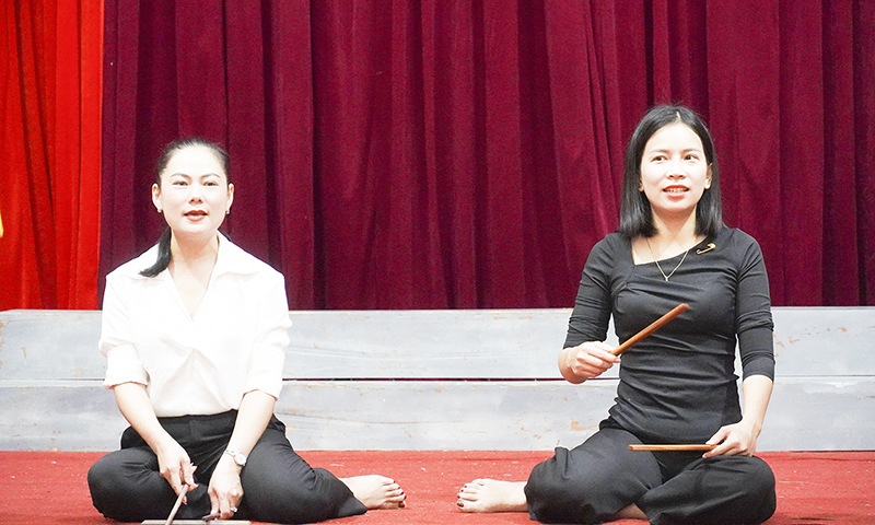 Đào nương Phạm Thị Tuyết và Ngô Thị Trà Nhi luyện tập các làn điệu ca trù cổ.