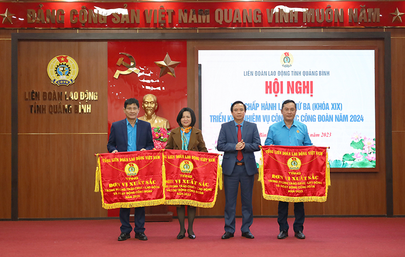 Đồng chí Chủ tịch LĐLĐ tỉnh Phạm Tiến Nam trao cờ thi đua của Tổng LĐLĐ Việt Nam cho các tập thể.