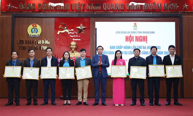 Đồng chí Chủ tịch LĐLĐ tỉnh Phạm Tiến Nam trao bằng khen của Tổng LĐLĐ Việt Nam cho các tập thể.