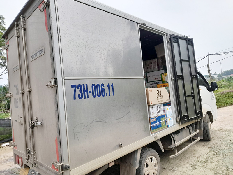 Xe ô tô tải mang biển kiểm soát 73H-006.11 chở 10 thùng bánh kẹo không rõ nguồn gốc xuất xứ. 