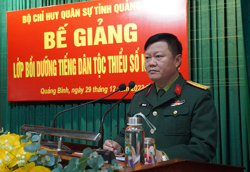 Đại tá Trương Như Ý, Phó Chính ủy, Bộ CHQS tỉnh phát biểu tại lễ bế giảng,