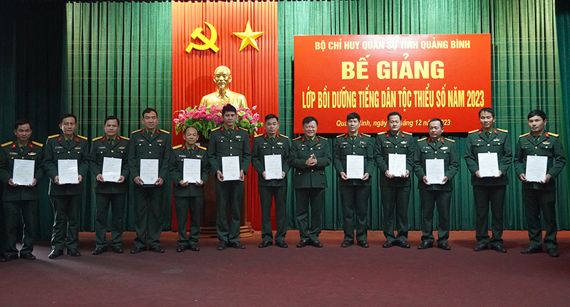 Lãnh đạo Bộ CHQS tỉnh trao chứng chỉ cho các học viên.