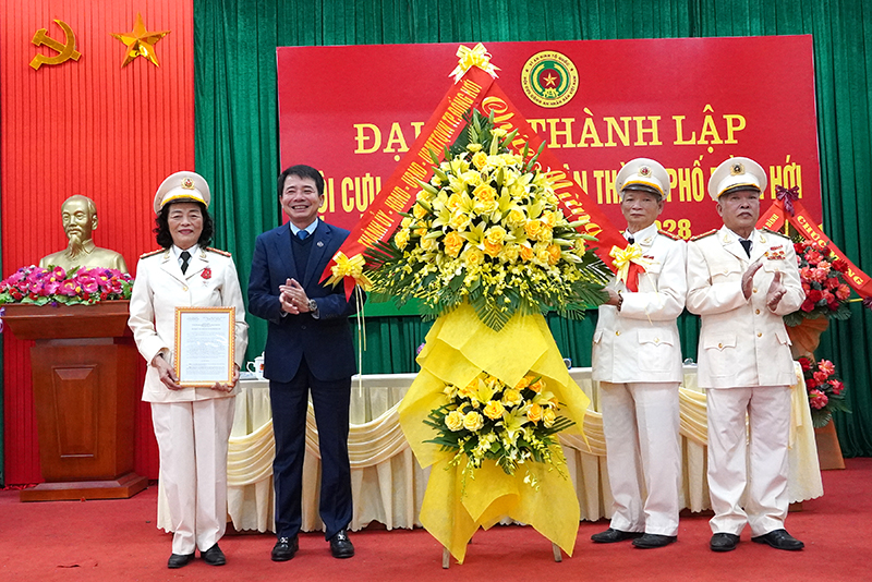 Đồng chí Chủ tịch UBND TP. Đồng Hới trao quyết định và tặng hoa chúc mừng đại hội.