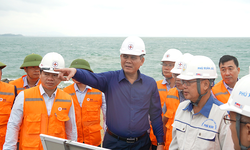 Đồng chí Chủ tịch UBND tỉnh Trần Thắng kiểm tra tiến độ hạng mục đê chắn sóng và cảng nhập than, thuộc dự án Trung tâm Điện lực Quảng Trạch.