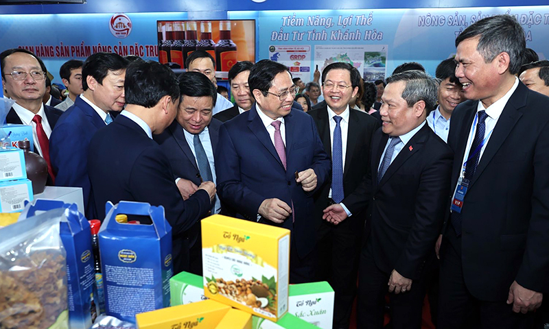 Đồng chí Thủ tướng Chính phủ Phạm Minh Chính tham quan gian trưng bày sản phẩm OCOP của Quảng Bình tại hội nghị triển khai Chương trình hành động của Chính phủ thực hiện Nghị quyết số 26-NQ/TW của Bộ Chính trị tại Bình Định tháng 2/2023.
