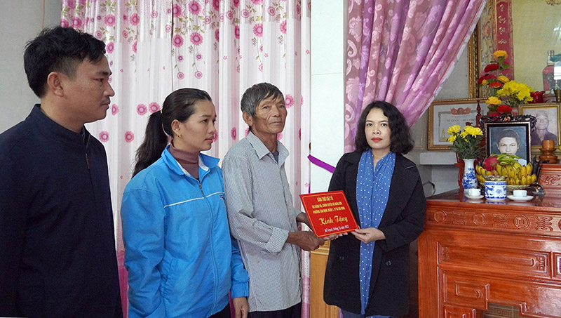 Được sự ủy quyền của nhà tài trợ, phóng viên Báo Quảng Bình trao biển hỗ trợ cho gia đình liệt sỹ Trần Quốc Trị