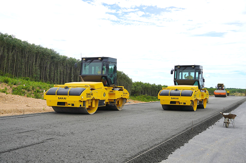 Dự án đường bộ cao tốc Bắc-Nam qua địa phận tỉnh Quảng Bình đang được gấp rút thi công.