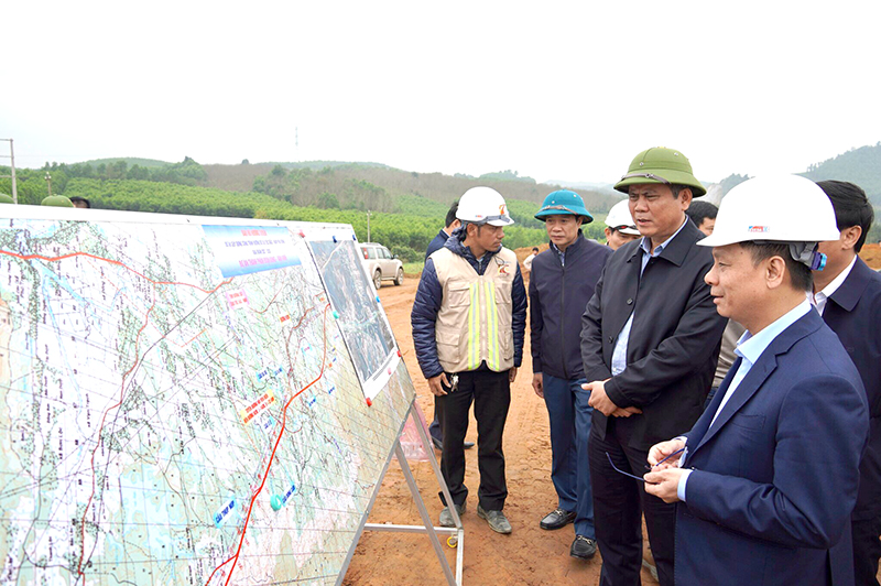 Đồng chí Chủ tịch UBND tỉnh Trần Thắng kiểm tra tiến độ giải phóng mặt bằng dự án đường bộ cao tốc Bắc Nam qua địa phận tỉnh Quảng Bình.