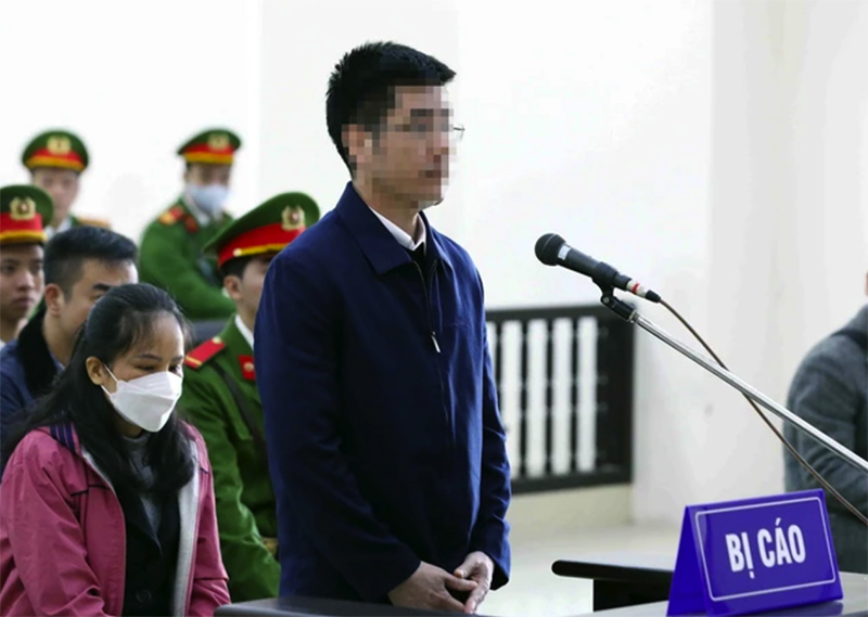  Bị cáo Hoàng Văn Hưng, cựu cán bộ Công an khai báo trước tòa. (Ảnh: Phạm Kiên/TTXVN)