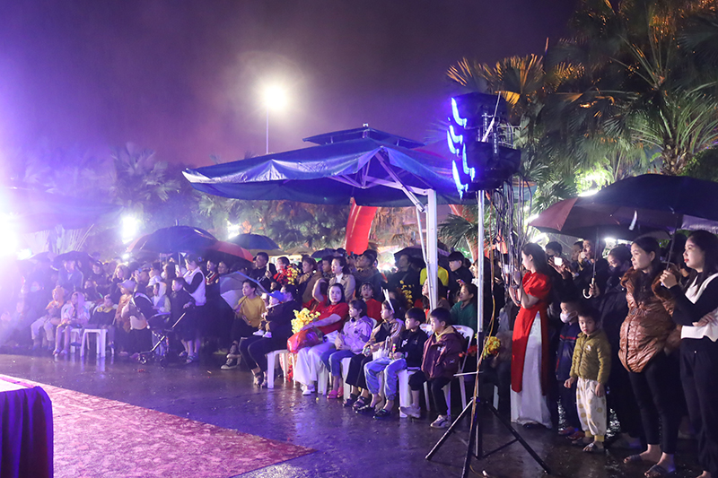 Mặc dù thời tiết không thuận lợi nhưng vẫn có rất đông người dân đến tham gia chương trình biểu diễn nghệ thuật tại khu vực Trung tâm Du lịch Phong Nha-Kẻ Bàng, thị trấn Phong Nha (Bố Trạch). 