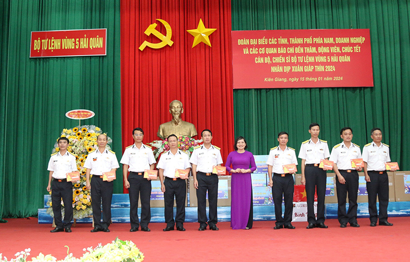 Đoàn công tác Vùng 5 Hải quân đi thăm, chúc Tết quân và dân trên các đảo Tây Nam