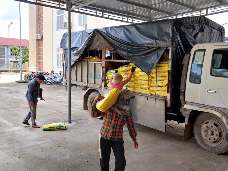 Minh Hóa: Hỗ trợ giống lúa mới cho 111 hộ dân ở thị trấn Quy Đạt