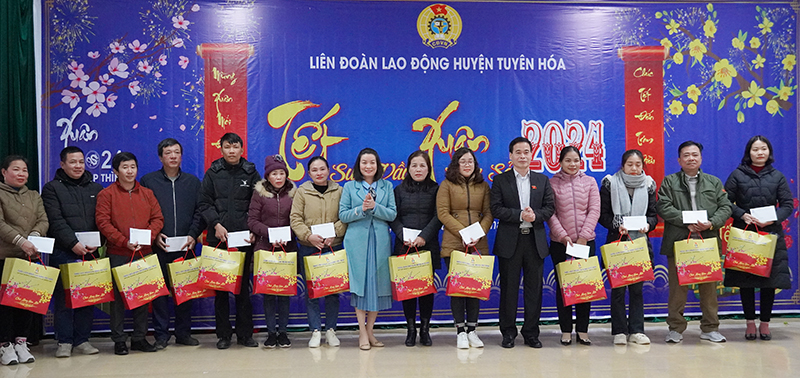 Trao 380 suất quà Tết cho đoàn viên, người lao động khó khăn huyện Tuyên Hóa