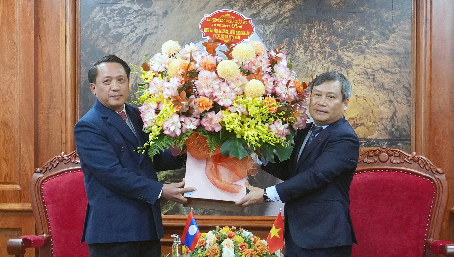 Đồng chí Bí thư Tỉnh ủy tiếp xã giao lãnh đạo tỉnh Sạ-vẳn-na-khệt và Xay-sổm-bun, nước CHDCND Lào