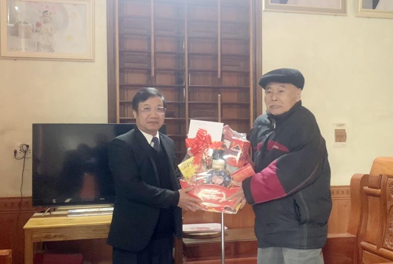 Đồng chí Trưởng ban Tuyên giáo Tỉnh ủy thăm, tặng quà các đảng viên lão thành tại Minh Hóa