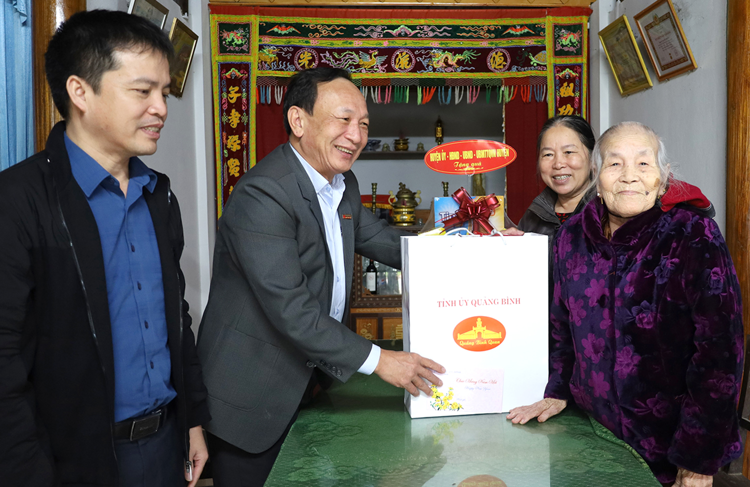 Đồng chí Phó Bí Thư Thường trực Tỉnh ủy thăm, tặng quà các đảng viên 75 năm tuổi Đảng