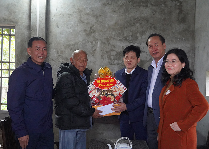 Đồng chí Chủ nhiệm UBKT Tỉnh ủy thăm, tặng quà các đồng chí đảng viên lão thành