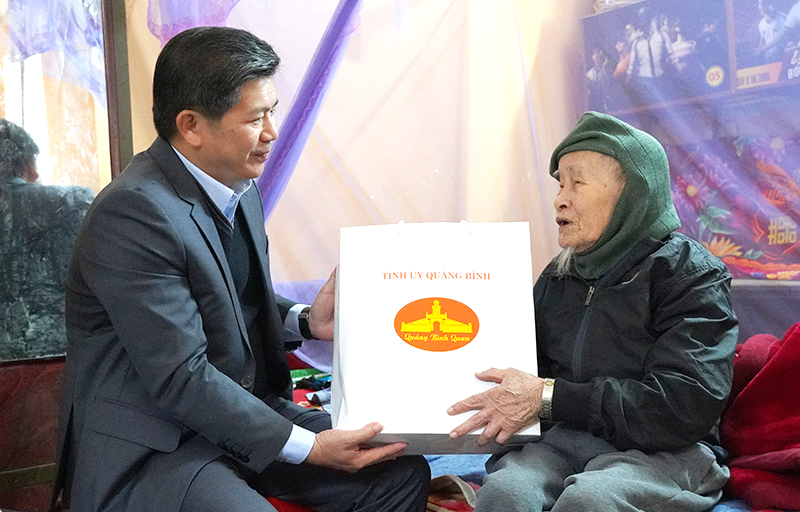 Đồng chí Trưởng ban Tổ chức Tỉnh ủy thăm, tặng quà các đảng viên lão thành