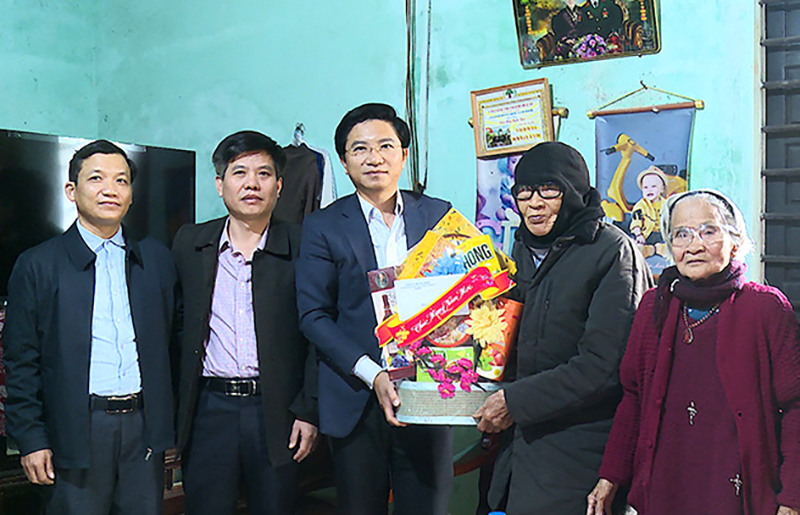 Đồng chí Bí thư Thị ủy Ba Đồn thăm, tặng quà các đảng viên lão thành