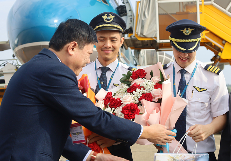  Lãnh đạo Sở Du lịch tặng hoa cho phi hành đoàn.