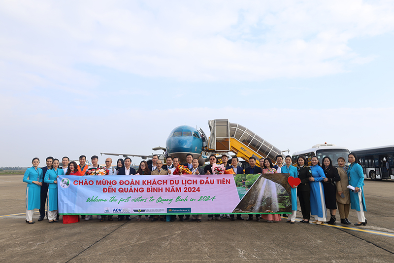 Đón đoàn khách du lịch đầu tiên đến Quảng Bình bằng đường hàng không trong năm 2024. 