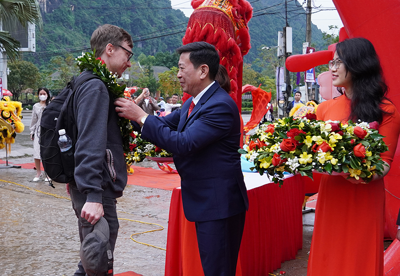 Đại diện lãnh đạo Ban Quản lý VQG PN-KB tặng hoa chào mừng những vị khách du lịch.