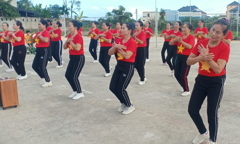 Câu lạc bộ dân vũ thể thao thôn Tây, xã Võ Ninh thu hút nhiều thành viên tham gia tập luyện.